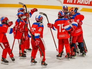 Красная Машина Юниор уверенно побеждает в Новосибирске